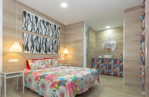 Los Tilos Apartment | Holiday Apartment 'Loft a 3 minutos Bus y Tren' with A/C & Wi-Fi