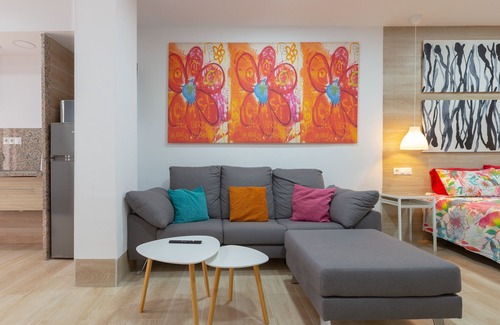 Los Tilos Apartment | Holiday Apartment 'Loft a 3 minutos Bus y Tren' with A/C & Wi-Fi