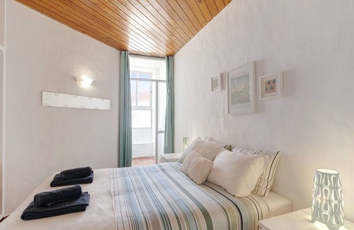Praia das Macas Apartment | Holiday Apartment "Mar E Serra IIII" near Beach with Balcony & Wi-Fi