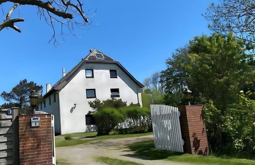 Nordstrand Apartment | Holiday Apartment 'Möwenkiek' with Shared Garden and Private Beach Chair