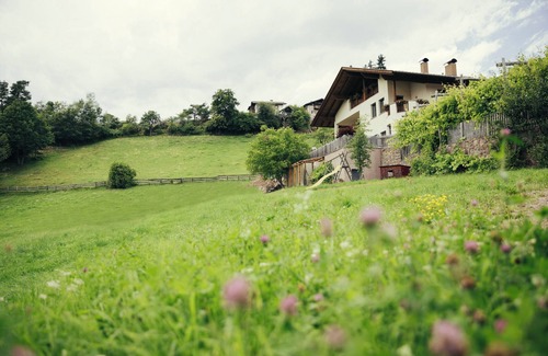 Verano Apartment | Holiday Apartment "Obertimpflerhof Lola" with Mountain View, Private Terrace & Wi-Fi