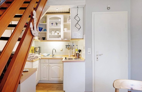 Nordstrand Apartment | Holiday Apartment 'Op'nböhn' with Shared Garden and Private Beach Chair