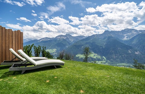 Lasa Apartment | Holiday Apartment "Paflur Lodges Abendrot" with Mountain View, Private Terrace & Wi-Fi