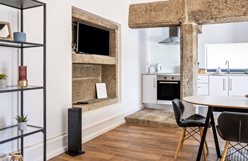 Cardielos Apartment | Holiday Apartment 'Casa do Mestre T2' with Mountain View, Pool and Wi-Fi