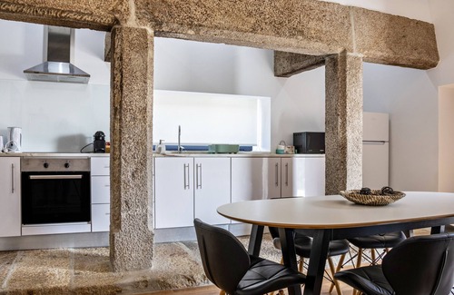 Cardielos Apartment | Holiday Apartment 'Casa do Mestre T2' with Mountain View, Pool and Wi-Fi