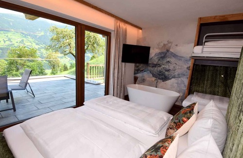 Emberg Apartment | Holiday apartment right on the ski slope with sauna, whirlpool and large garden