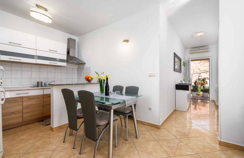 Murine Apartment | Holiday apartment with internet, air conditioning, terrace and garden in a quiet location