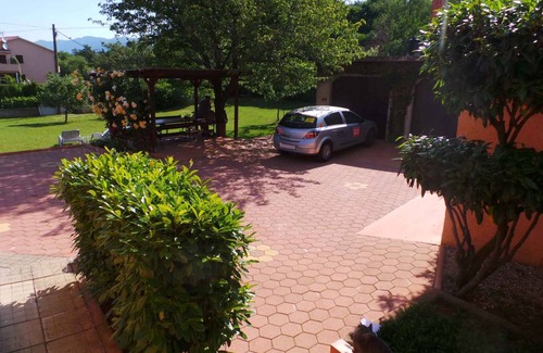 Strmac Apartment | Holiday apartment with a large lawn for sunbathing