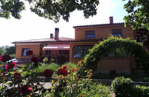 Strmac Apartment | Holiday apartment with a large lawn for sunbathing