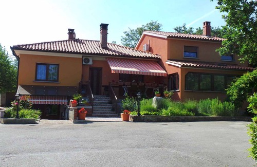 Strmac Apartment | Holiday apartment with a large lawn for sunbathing