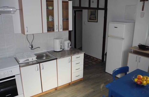 Selce Apartment | Holiday apartment with outdoor pool just 30 meters from the beach