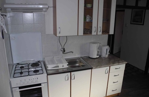 Selce Apartment | Holiday apartment with outdoor pool just 30 meters from the beach