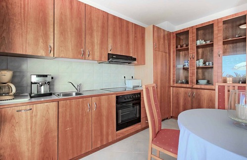 Crveni Vrh Apartment | Holiday apartment with outdoor pool and air conditioning