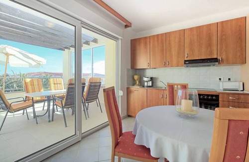 Crveni Vrh Apartment | Holiday apartment with outdoor pool and air conditioning