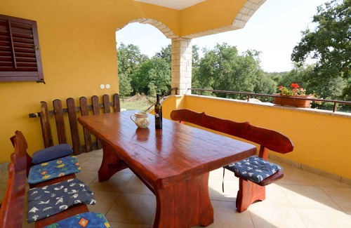 Sajini Apartment | Holiday apartment with air conditioning and mounting pool