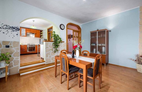 Murine Apartment | Holiday apartment with barbecue and air conditioning
