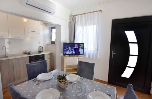 Basanija Apartment | Holiday apartment with air conditioning