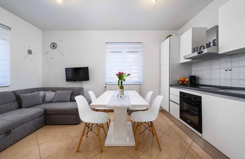 Murine Apartment | Holiday apartment with internet, air conditioning, terrace in a quiet location