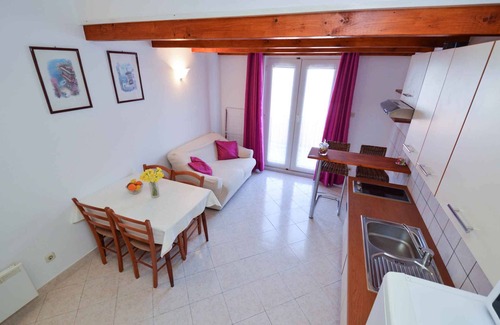 Veruda Apartment | Holiday apartment with terrace and air conditioning