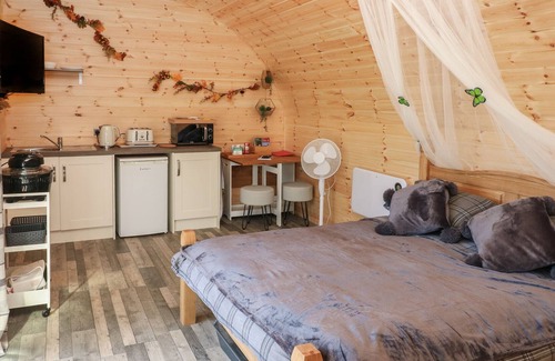 Blackwood Cottage | HOLIDAY CABIN, pet friendly, with a garden in Blackwood