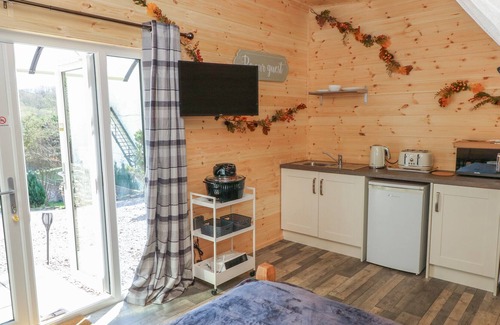 Blackwood Cottage | HOLIDAY CABIN, pet friendly, with a garden in Blackwood