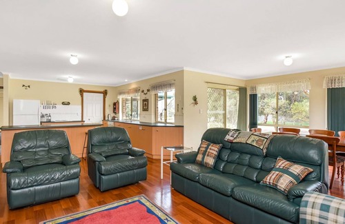 Hayborough House | Holiday Close to the Beach Park Swimming Centre