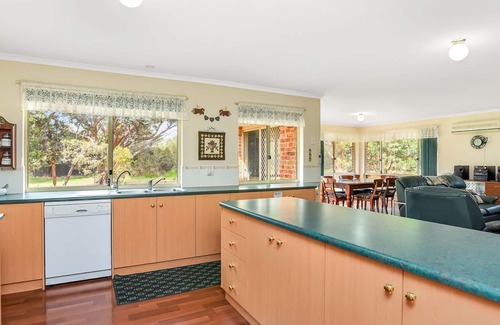 Hayborough House | Holiday Close to the Beach Park Swimming Centre