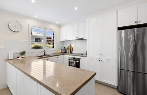 Anglesea House | Holiday Comfort I Ocean Views I 2 Living Rooms