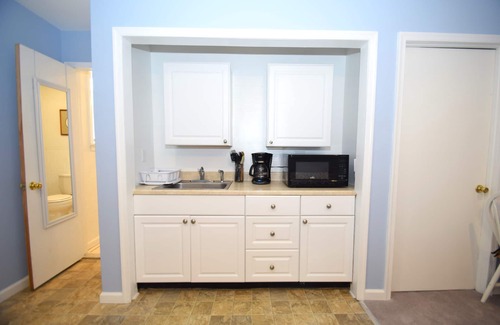 Midtown Ocean City Cottage | Holiday Cottage Efficiency-Oceanside 77th St, W/D, AC, WIFI