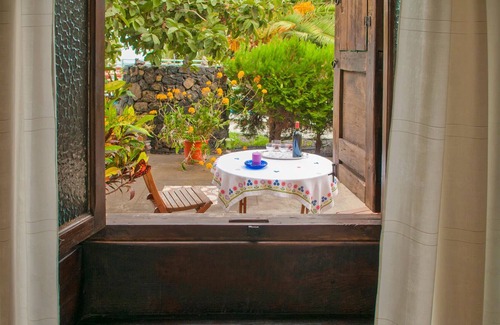 Brena Baja Cottage | Holiday cottage with shared pool in Breña Baja