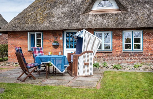 Dagebuell House | Holiday Home 'Voß' with Private Terrace, Private Garden and Wi-Fi