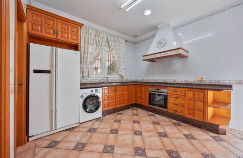 Chiclana de la Frontera House | Holiday Home 'Lolita A' with Shared Pool, Wi-Fi and Air Conditioning