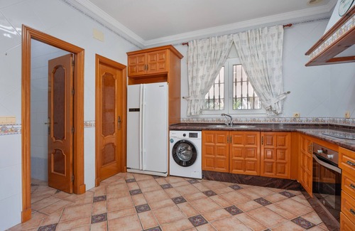 Chiclana de la Frontera House | Holiday Home 'Lolita A' with Shared Pool, Wi-Fi and Air Conditioning
