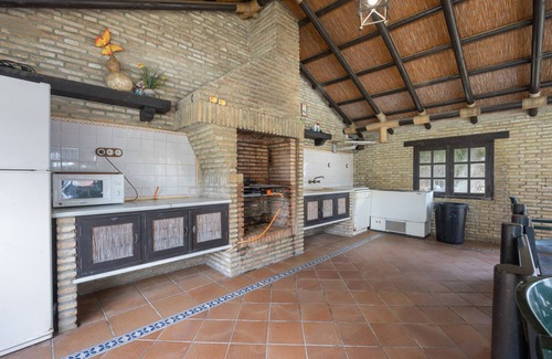 Chiclana de la Frontera House | Holiday Home 'Lolita A' with Shared Pool, Wi-Fi and Air Conditioning