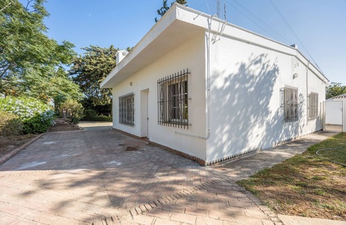 Chiclana de la Frontera House | Holiday Home 'Lolita B' with Shared Pool, Shared Garden and Wi-Fi