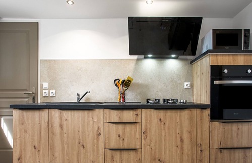 Carnoules Apartment | Holiday flat, country house with view on the hills, shared pool and Wi-Fi