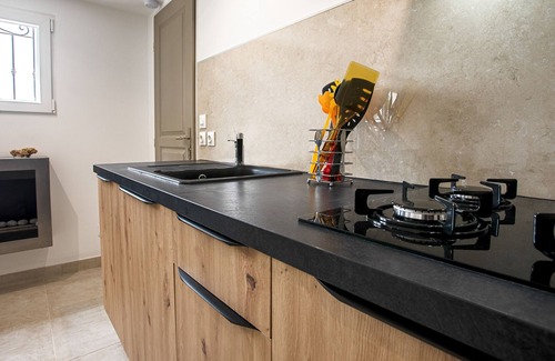 Carnoules Apartment | Holiday flat, country house with view on the hills, shared pool and Wi-Fi