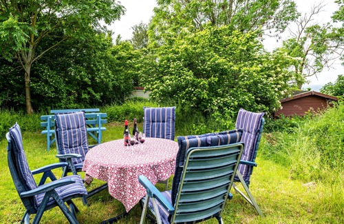 Meschendorf Apartment | Holiday flat 'Möve ABA Apartment 22' with sea view, communal garden and WiFi