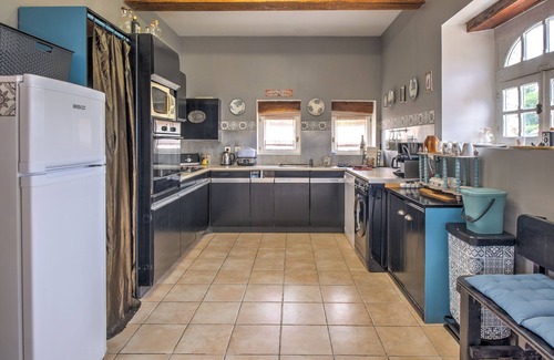 Sainte-Sabine-Born House | Holiday Home 'Le Magicogîte - Harry Potter' with Shared Pool, Wi-Fi and Air Conditioning