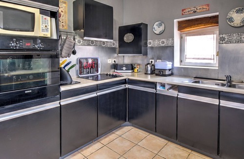 Sainte-Sabine-Born House | Holiday Home 'Le Magicogîte - Harry Potter' with Shared Pool, Wi-Fi and Air Conditioning
