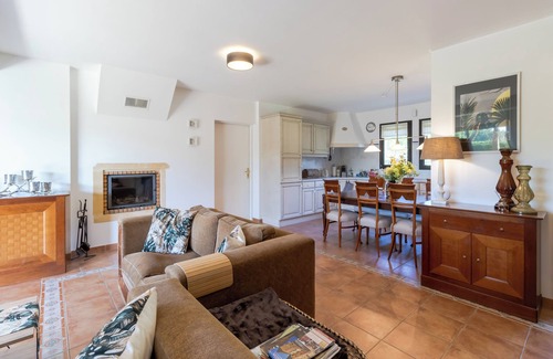 Castelnaud-la-Chapelle House | Holiday Home 'Rose' with Shared Pool, Wi-Fi and Air Conditioning