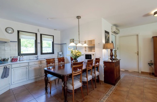 Castelnaud-la-Chapelle House | Holiday Home 'Rose' with Shared Pool, Wi-Fi and Air Conditioning