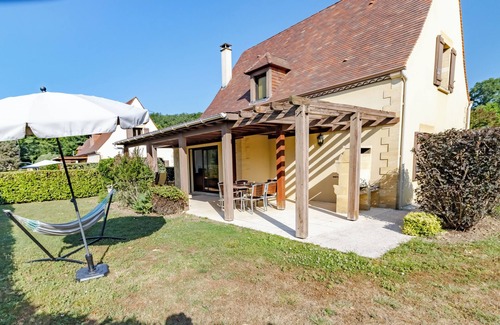 Castelnaud-la-Chapelle House | Holiday Home 'Rose' with Shared Pool, Wi-Fi and Air Conditioning