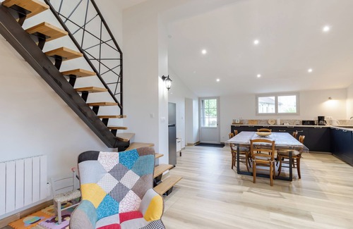 Les Salles-De-Castillon House | Holiday Home 'Gîte De Lamour' with Private Garden and Wi-Fi