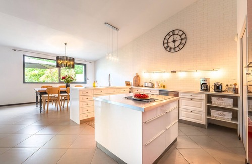 Saint-Gildas-de-Rhuys House | Holiday Home 'Le Loft avec jacuzzi' with Private Terrace, Private Garden and Wi-Fi