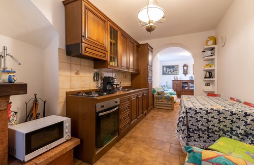 Castelfranco Piandisco House | Holiday Home "Le Balze" with Mountain View, Private Garden & Wi-Fi