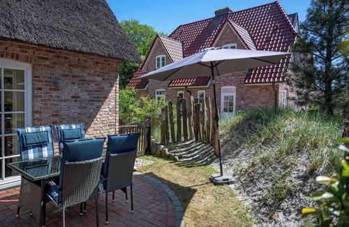 St. Peter-Ording House | Holiday Home 'Huus Alex' with Private Terrace, Private Garden and Wi-Fi