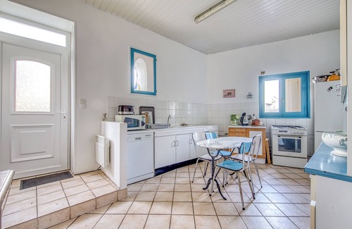 Mortagne-sur-Gironde House | Holiday Home 'Maison De Famille' with Private Terrace and Private Garden