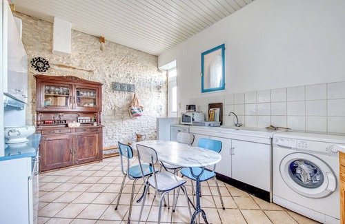 Mortagne-sur-Gironde House | Holiday Home 'Maison De Famille' with Private Terrace and Private Garden