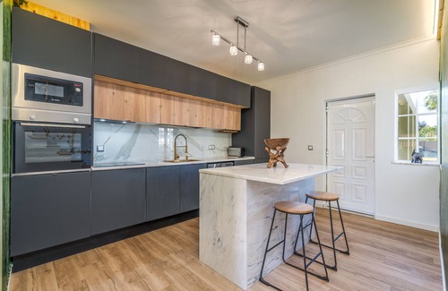 Parchal House | Holiday Home 'A Praia Da Belavista' with Private Terrace, Wi-Fi and Air Conditioning